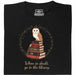 When in doubt, go to the library - Vooraanzicht T-Shirt Zwart