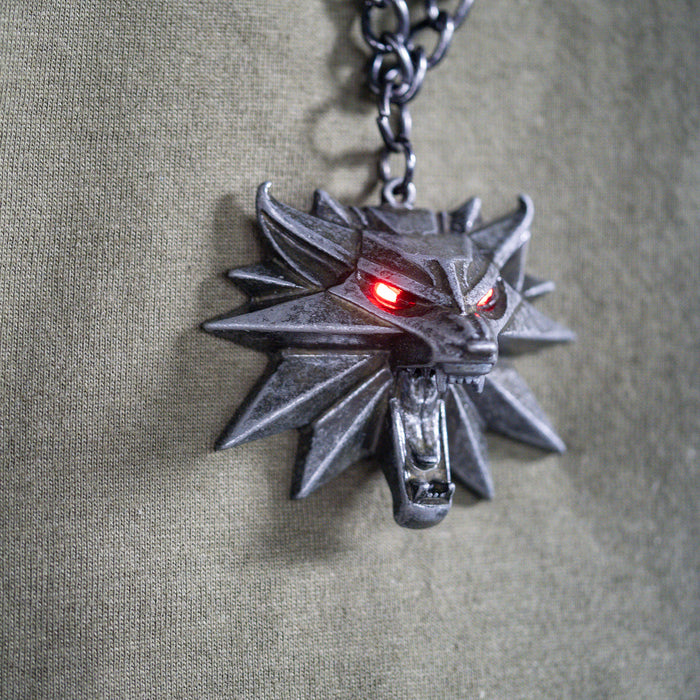 productImage-21982-the-witcher-3-wild-hunt-wolf-medaillon-mit-led-augen-2.jpg